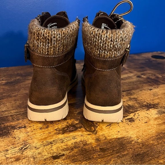 Cliffs by White Mountain Ankle boots. Brown with sweater collar. Women’s size 9. - Picture 3 of 6